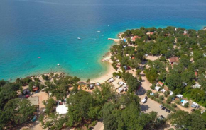 2 Bedroom Lovely StaCaravan In Glavotok